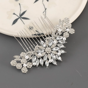 Détail du peigne de mariée avec fleurs en alliage argenté, strass et perles