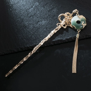 Pic à cheveux doré de style antique avec pendentif en jade vert et longs glands en métal