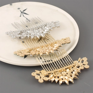 Détail de peignes à cheveux de mariée dorés et argentés avec perles et motifs floraux