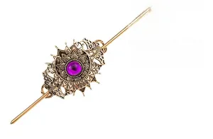 Detail der goldenen Haarnadel mit Hohl gravur und lila Edelstein im Vintage-Stil