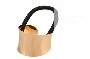 Vue détaillée d'un élastique à cheveux doré mat avec boucle métallique minimaliste