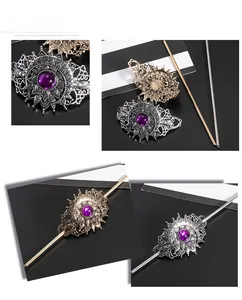 Detail der Vintage-Haarnadel mit Mandala-Muster und lila Stein aus legiertem Metall