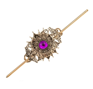 Detailaufnahme einer Vintage-Haarnadel aus Bronze mit einem violetten Edelstein