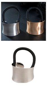 Détail de l'élastique à cheveux avec boucle en alliage brossé en argent et or rose