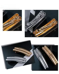 Dettaglio ravvicinato di fermagli per capelli in lega oro e argento con chiusura a scatto