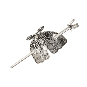 Épingle à cheveux gothique sphinx tête de mort avec phases de lune en métal argent vieilli