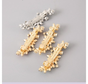 Détail de pinces à cheveux florales scintillantes avec strass et ressort en alliage durable