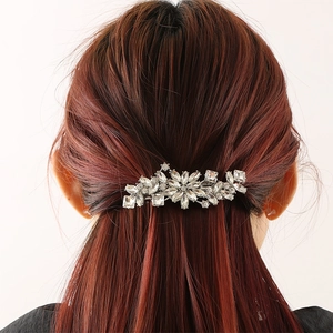 Barrette à ressort élégante en alliage argenté avec cristaux pour coiffure sur modèle