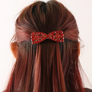 Elegante fermaglio per capelli a farfalla con strass rossi su lunghi capelli per lo styling