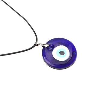 Primer plano de un colgante ojo turco de cristal azul 3cm con cordón negro minimalista