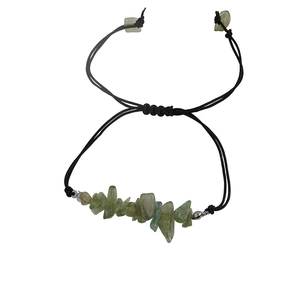 Handgefertigtes verstellbares schwarzes Kordelarmband mit grünen Natursteinen