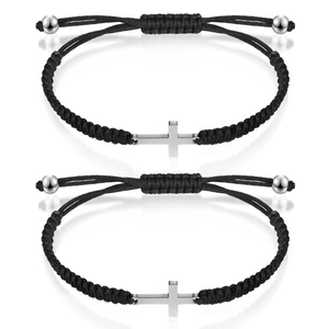 Détail de deux bracelets tressés noirs avec croix en acier inoxydable et perles argentées