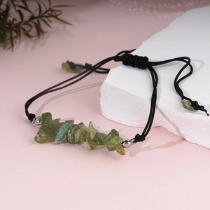 Handgewebtes Armband mit grünen Natursteinen und verstellbarer schwarzer Wachskordel