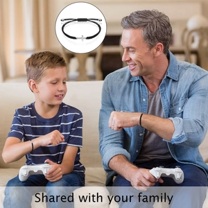 Père et fils portant des bracelets tressés en croix assortis dans un cadre familial chaleureux