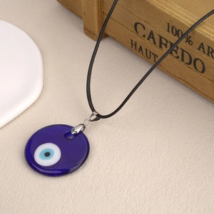 Collar con colgante de ojo turco de cristal azul de 3cm y cordón negro con textura