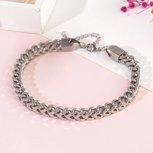 Bracelet gourmette pour homme en acier inoxydable argenté avec fermoir mousqueton chic