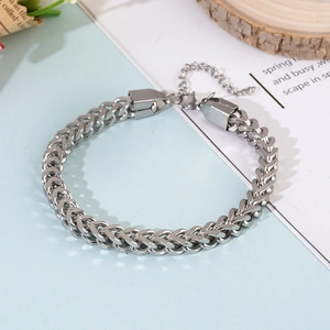 Bracelet chaîne épi en acier inoxydable argenté poli avec fermoir mousqueton sur fond clair