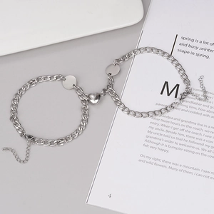 Détail du fermoir magnétique en cœur sur les bracelets de couple en acier argenté