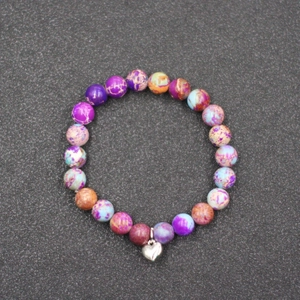 Pulsera de cuentas hecha a mano con piedras de mármol morado y dije de corazón unisex