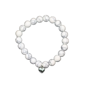 Pulsera de cuentas de howlita con un dije de corazón de plata pulida sobre fondo blanco