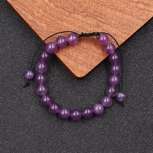 Detail van paarse natuurlijke agaatkralen op een verstelbare zwarte gevlochten armband