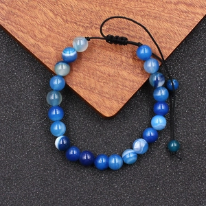 Detailopname van verstelbare handgeweven armband met blauwe kant-agaat kralen