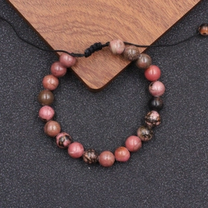 Detail van het verstelbare geweven koord op een kleurrijke armband van natuursteen kralen