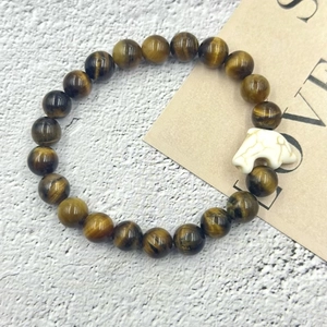 Bracciale di perline occhio di tigre con testa di cavallo turchese su carta regalo