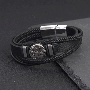 Pulsera de cuero trenzado multicapa para hombre con placa de tótem y cierre magnético