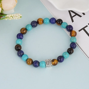 Bracciale di perline 8mm occhio di tigre e turchese con ciondolo Om su sfondo blu