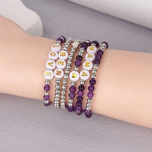 Set di 5 bracciali elastici bohémien con perline di cristallo viola e scritta MAMA
