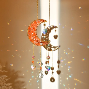 Handgefertigter goldener Mond-Sonnenfänger mit orangefarbenen Steinen und Kristallen