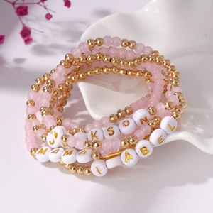Bracciale multistrato bohémien con perle rosa e ciondoli dorati con nomi MAMA