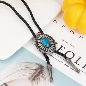 Vintage Bolo Tie mit silberner Sonnenblume und blauem Stein an geflochtener Lederkordel