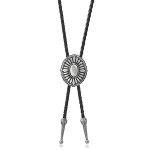 Detail eines Western Bolo Tie mit Sonnenblumen-Schieber und gravierten Metallspitzen an Leder
