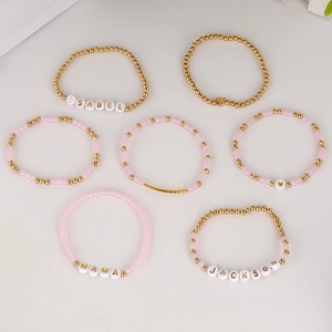 Dettaglio del set di braccialetti bohémien con perline colorate e scritte Mama e Isabel