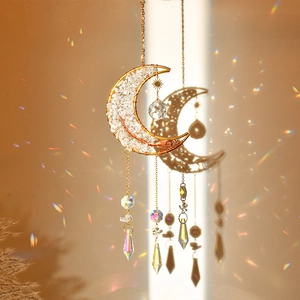 Goldener Mond-Sonnenfänger mit weißen Kristallsteinen und hängenden Prismen