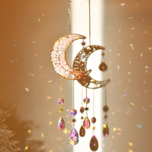 Mond-Traumfänger mit rosa Kristallen, Sonnenanhängern und Regenbogen-Kristalltropfen