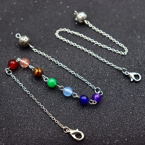 Dettaglio catena argento con sette perle chakra e sfere metalliche cave con chiusura a moschettone