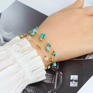 Gros plan détaillé de bracelets bohèmes avec turquoise et perles dorées sur un poignet
