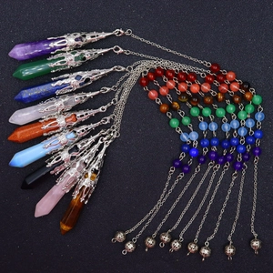 Detailansicht der Kristall-Pendelanhänger mit Silberfiligran und Chakra-Perlenkette