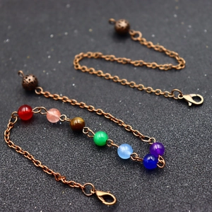 Dettaglio della catena a 7 perle chakra con chiusura a moschettone in bronzo e perla