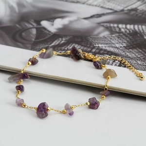 Bracelet chaîne dorée minimaliste avec pierres naturelles violettes et extension