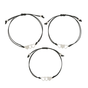 Tre braccialetti regolabili neri intrecciati con cuori metallici intrecciati in argento