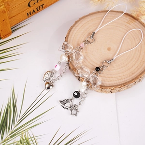 Vue détaillée des double pendentifs fraise et cœur sur les chaînes de cordon de téléphone
