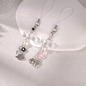 Détails des bijoux de téléphone style Y2K avec chaînes argentées, pendentifs étoile et cœur