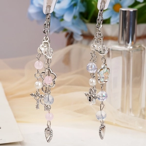 Bijou de téléphone chic avec perles roses et pendentifs cœur et étoile argentés