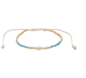 Detail van de handgeweven armband met zoetwaterparel en gefacetteerde gekleurde kralen