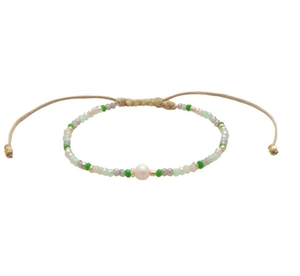 Detail van Boheemse handgemaakte kralenarmband met zoetwaterparel en waskoord