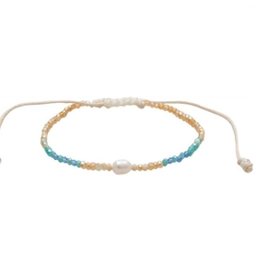 Handgemaakte bohemien armband van waxkoord met kleurrijke kralen en een zoetwaterparel